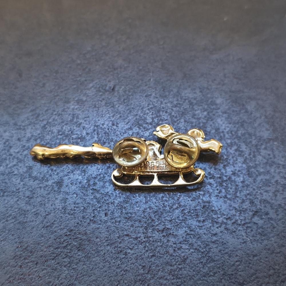 Vintage 1965 Peanuts Santa Sleigh Brooch Starline Gold Tone Enamel Christmas Pin - Picture 2 of 4